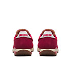 Trainer 80 Rouge Blanc portée – style vintage au quotidien