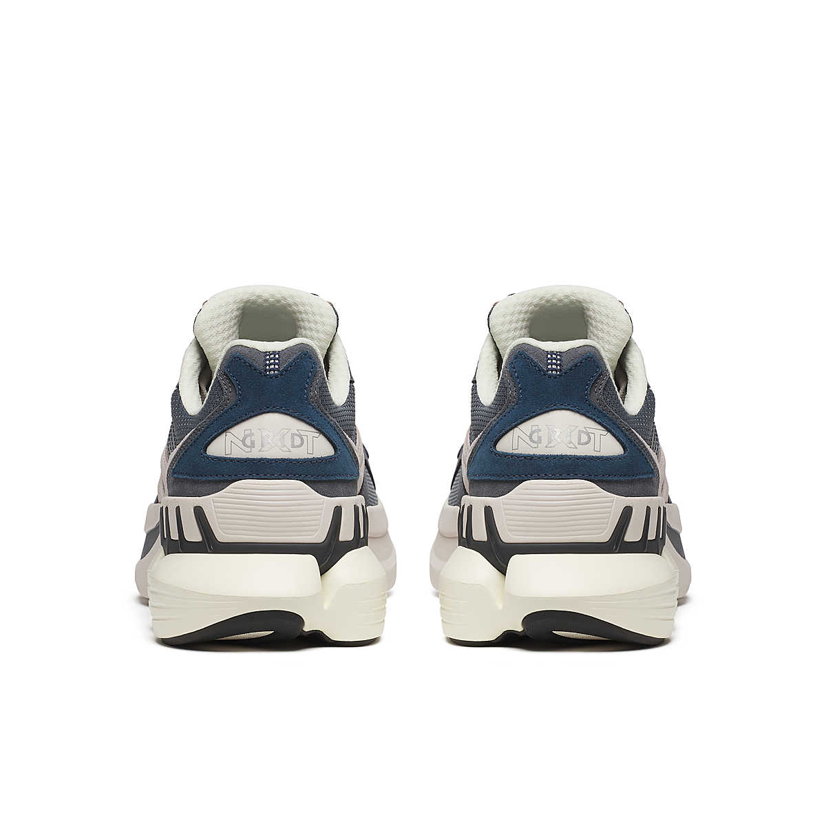 Grid NXT Suede Gris Moon – look streetwear futuriste